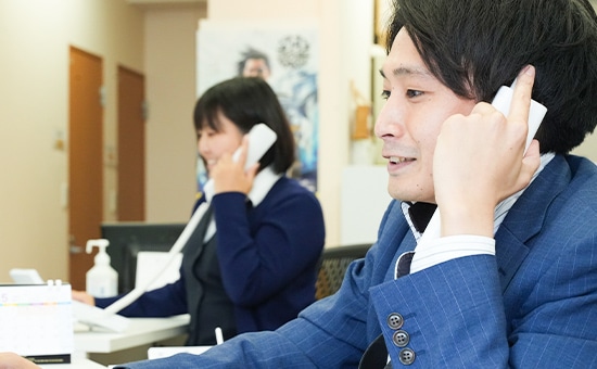 笑顔で電話対応するスタッフ