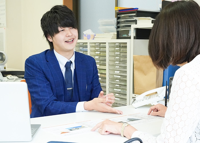相談するお客様とスタッフ